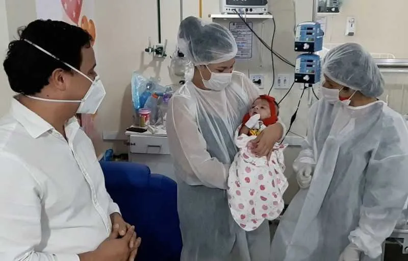 Imagem ilustrativa da imagem Com Covid-19, bebê de três meses recebe alta do CTI em SG