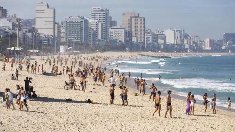 Banhistas lotam praias do Rio, desrespeitando regras de isolamento social