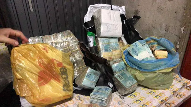 Os valores estavam escondidos na bagagem despachada por um cidadão brasileiro, 28 anos, que viajava de Salvador/BA para Curitiba/PR