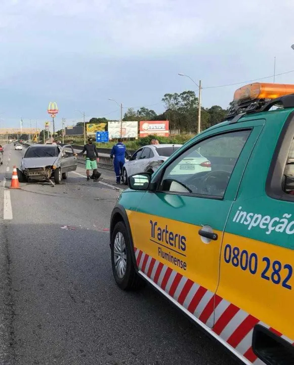Dois carros colidiram na BR-101 na manhã desta quarta-feira (01) 