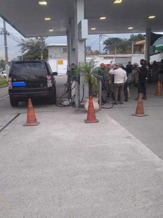 Imagem ilustrativa da imagem Homem é morto na frente do pai em posto de combustível às margens da RJ-104, no Colubandê