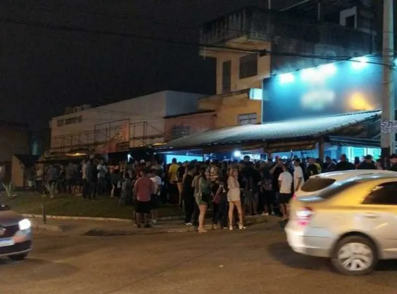 Pessoas continuam lotando bares e restaurantes e causando aglomerações, mesmo em meio à pandemia