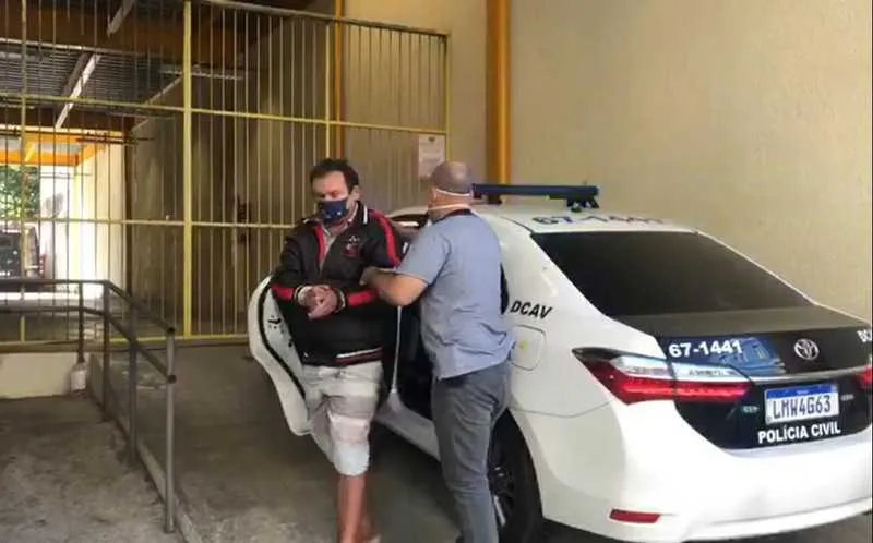 Os agentes localizaram o foragido  em uma barraca de camelô instalada em frente ao Hospital Souza Aguiar