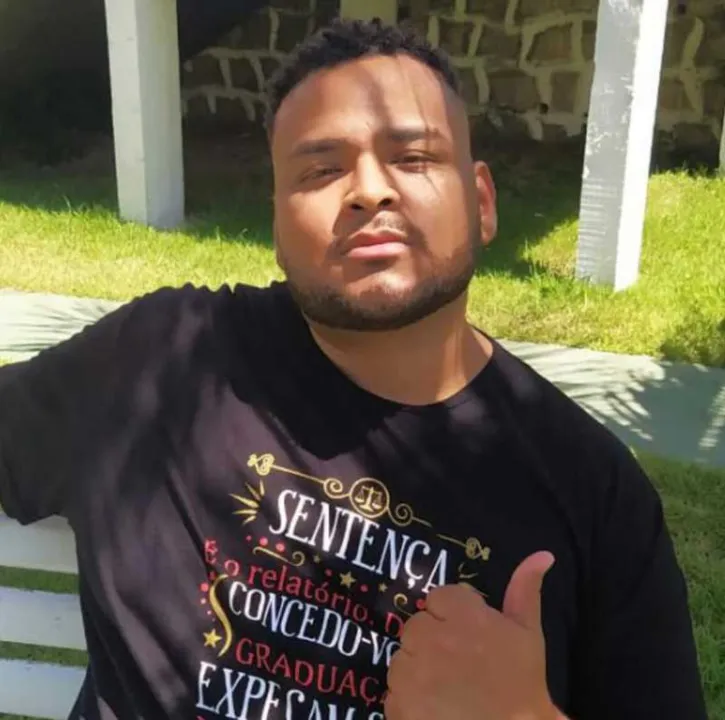 O jovem tem 26 anos e é bacharel em Direito 