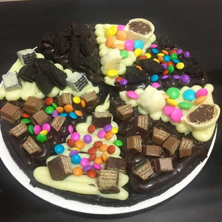 A doceria Love Cakes SG vende pizzas de brownies com recheios variados 