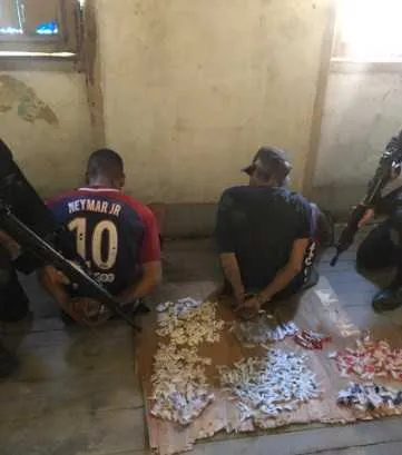 Imagem ilustrativa da imagem Dois presos e grande quantidade de drogas apreendidas durante ação da PM na Lapa; veja o vídeo