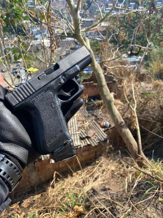 Uma pistola glock foi apreendida por PMs na ação que aconteceu no Barro Vermelho, em São Gonçalo