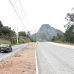 Em outro ponto da via estão sendo colocados meio-fio