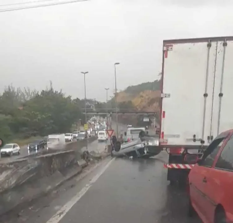 Carro bateu em muro do viaduto de Maria Paula e capotou