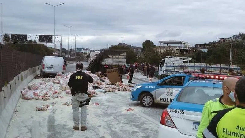Caminhão tomba na Avenida do Contorno, sentido São Gonçalo, e trânsito fica lento no local