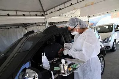 Pessoas estão realizando o teste do coronavírus para saber se estão infectadas 
