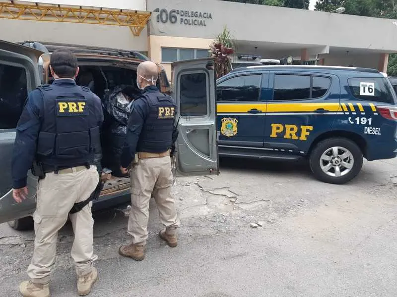 Imagem ilustrativa da imagem Mais de 4,3 mil peças de roupas falsificadas são apreendidas em Petrópolis