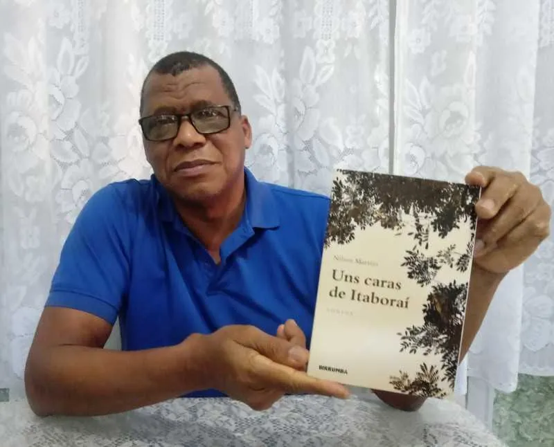 Nilson Martins posa com seu primeiro livro de crônicas e contos: 'Uns caras de Itaboraí'