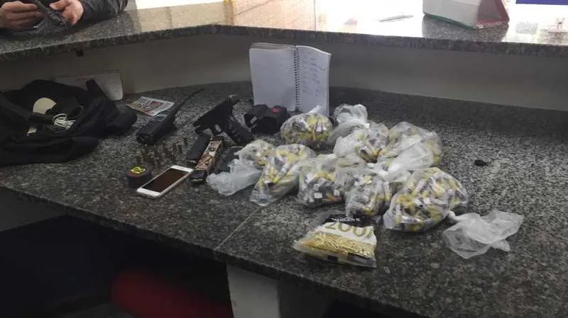 Policiais da 73ª DP (Neves) apreenderam uma Glock, rádio transmissor, carregadores, uma moto e drogas