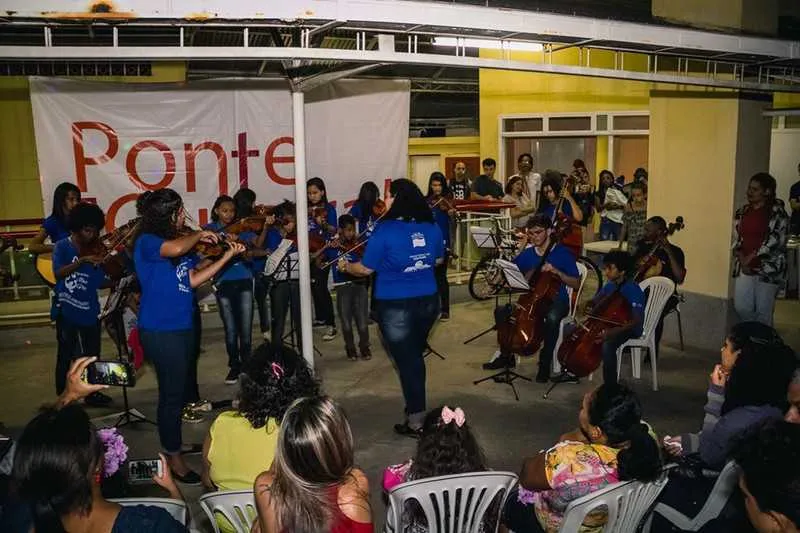 O Coletivo hoje atende cerca de 200 alunos e possui 40 funcionários voluntários