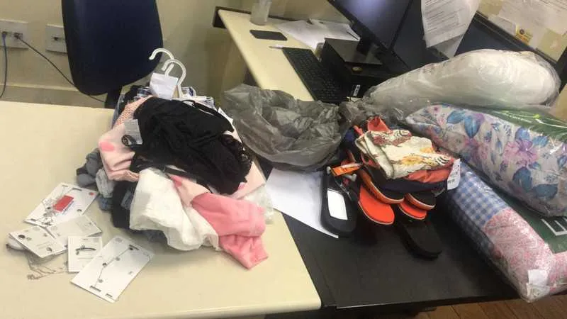  A dupla já tinha realizado alguns furtos quando o funcionário de uma loja percebeu e chamou a polícia