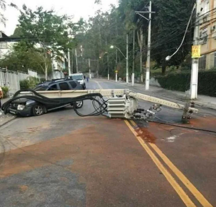O acidente ocorreu na  Rua Desembargador Lima Castro, no Fonseca