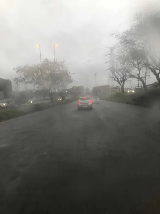O tempo amanheceu com uma certa nebulosidade nas ruas e rodovias de São Gonçalo nesta quinta-feira (30)