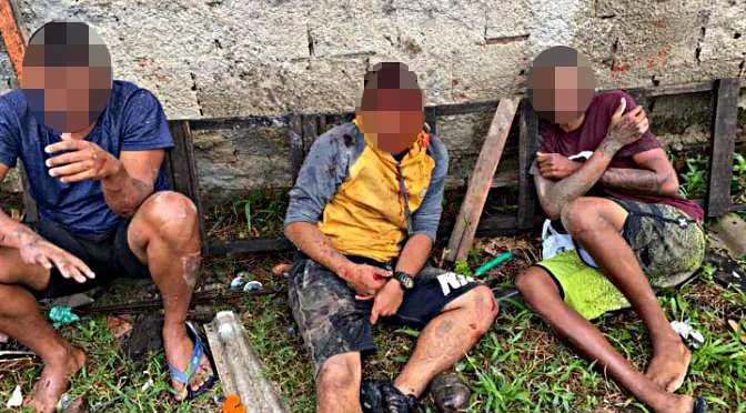 Imagem ilustrativa da imagem Tráfico divulga foto de 'julgamento' de rapazes em São Gonçalo. Um deles foi morto