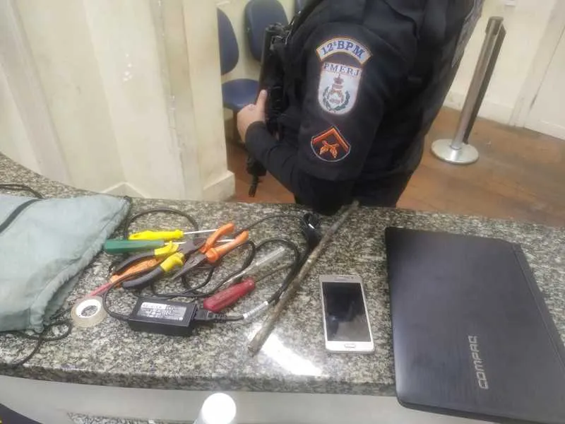 O proprietário da loja constatou o arrombamento e reconheceu seus pertences