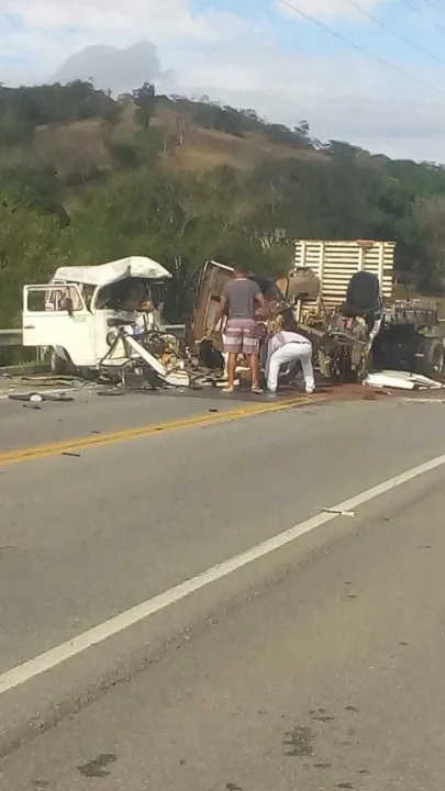 Kombi e caminhão colidiram em acidente 