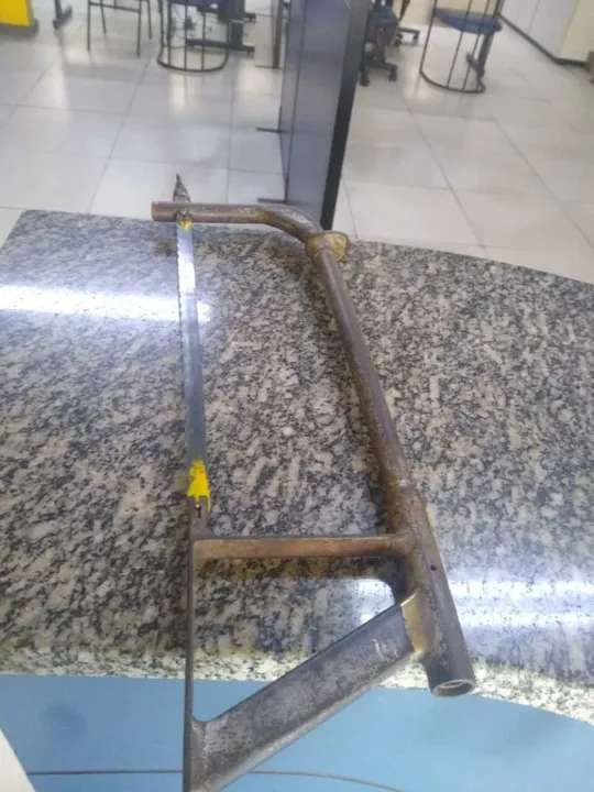 Homem é preso em flagrante furtando cabos de energia em Niterói