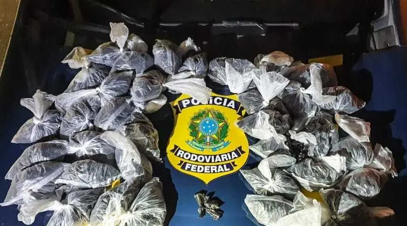 Imagem ilustrativa da imagem Dois homens são presos com milhares de pinos de cocaína em Petrópolis