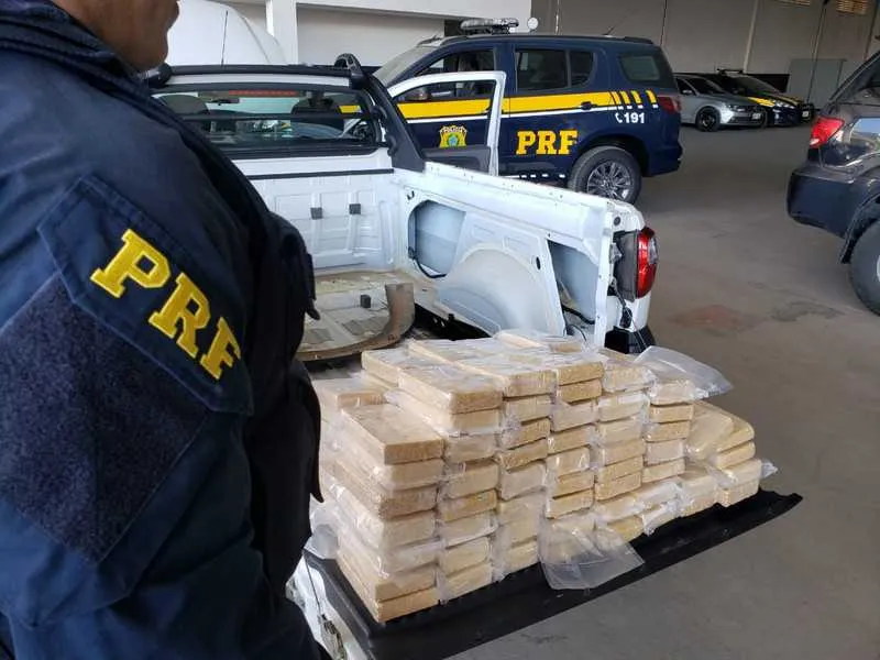 Imagem ilustrativa da imagem PRF e Polícia Civil apreendem mais de 100 quilos de pasta base de cocaína; veja o vídeo