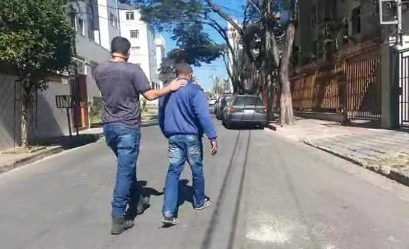 Ele postava vídeos românticos nas Redes Sociais com fotos da criança, legendados com juras de amor eterno