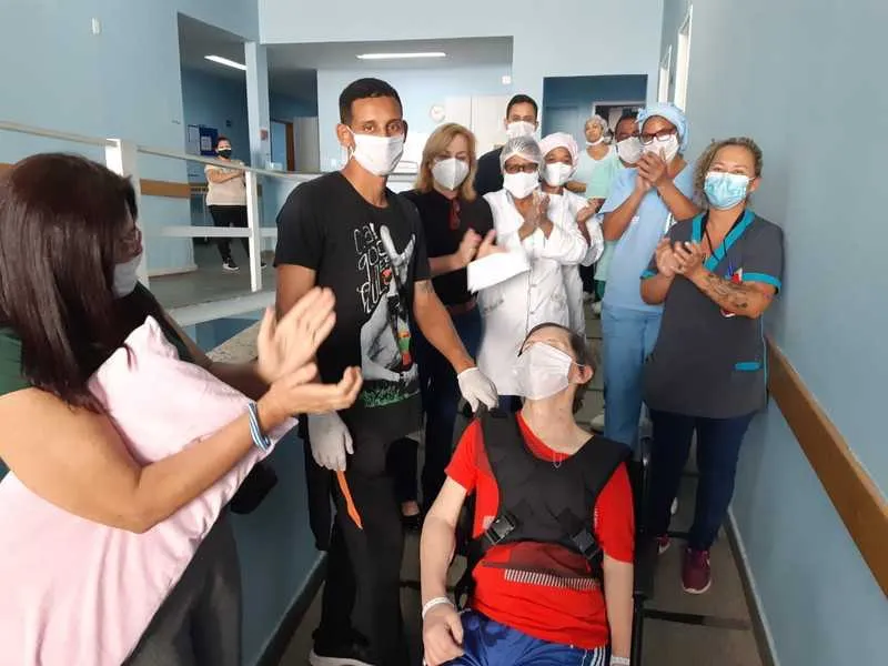 Imagem ilustrativa da imagem Paciente se recupera do coronavírus e sai do hospital aplaudido