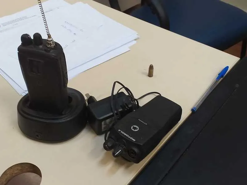 Dois rádios de comunicação foram apreendidos 