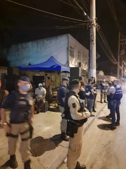 Equipes retiraram 15 estruturas de ambulantes, três estabelecimentos e multaram 21 veículos por estacionamento irregular