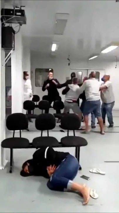 Grupo invade UPA e agride seguranças 