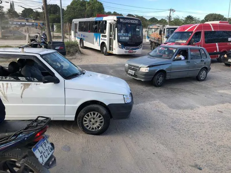 O acidente envolvendo veículos de passeio aconteceu nesta manhã (13)
