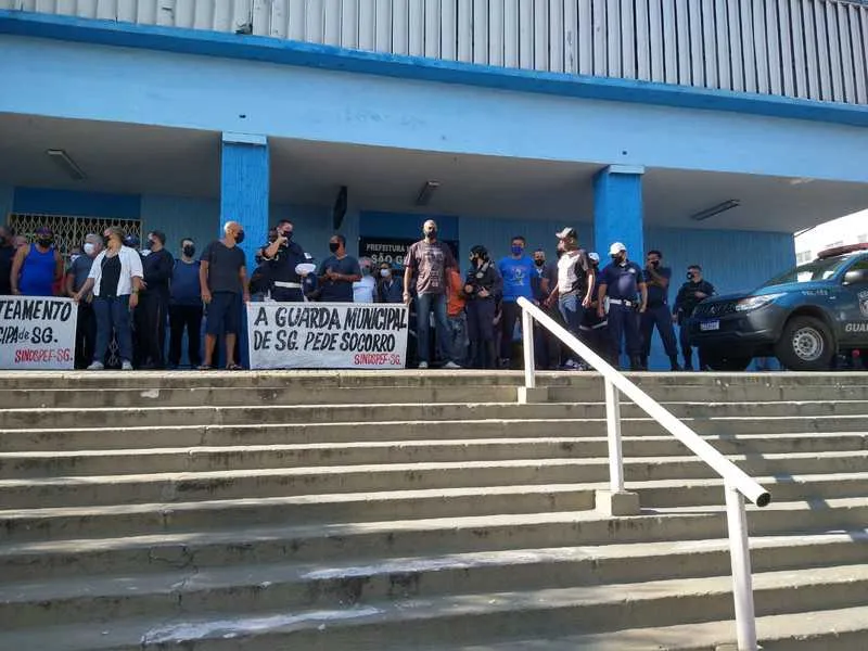 Manifestantes queriam conversar com o Prefeito do município  