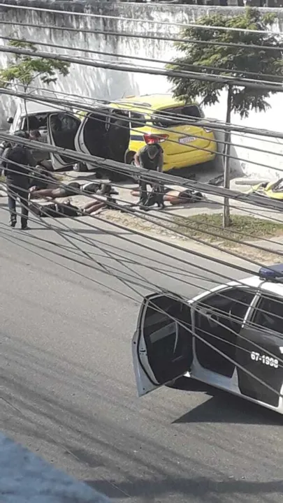 Imagem ilustrativa da imagem Perseguição policial termina com um morto e quatro baleados no Rio