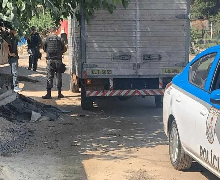 Imagem ilustrativa da imagem PM resgata motorista e ajudante que estavam sendo feito reféns em comunidade de Niterói