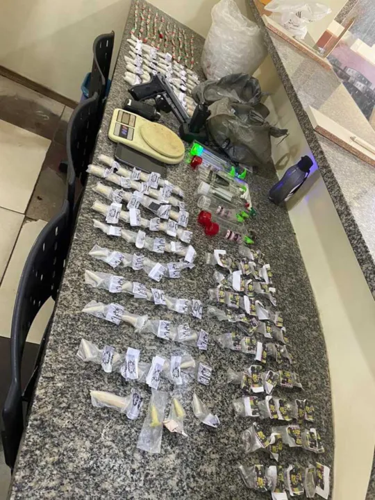 Imagem ilustrativa da imagem Dois presos com drogas durante ação da PM no Apollo, em São Gonçalo