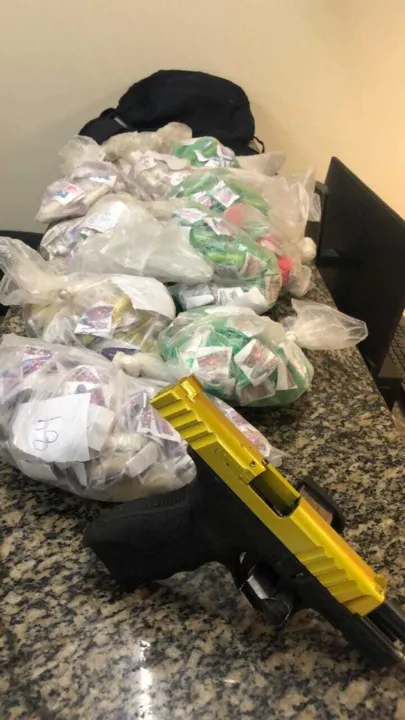 Pistola, drogas e um rádio transmissor foram apreendidos na ação