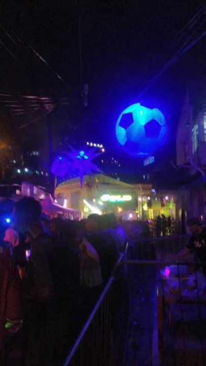 O evento conta com música alta, bebidas e ostentação de armas para o alto de traficantes 