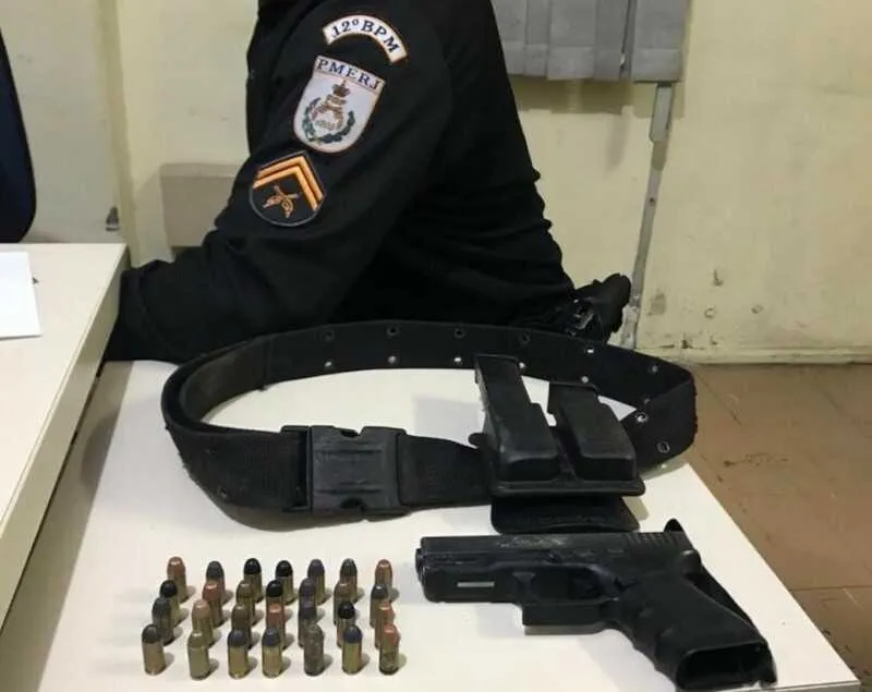 Com ele, segundo a polícia, foram encontrados uma pistola, munições e dois carregadores