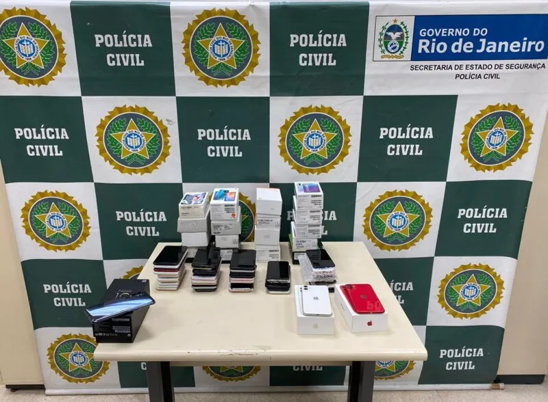 Foram apreendidos aparelhos de telefone, que eram vendidos por valores de até R$ 5.500, alguns lacrados na caixa