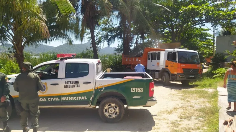 Imagem ilustrativa da imagem Guarda Ambiental de Niterói realizou ação de retirada de entulhos na Lagoa de Piratininga