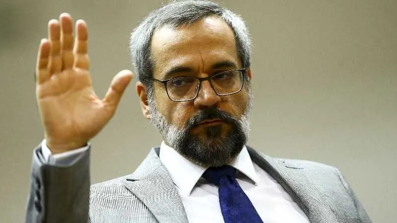Ex-ministro da Educação escreveu em seu Twitter que pretende sair do Brasil o mais rápido possível