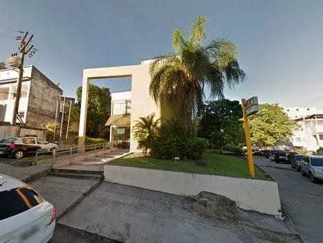 Um médico e seu auxiliar realizavam o procedimento em diversos espaços