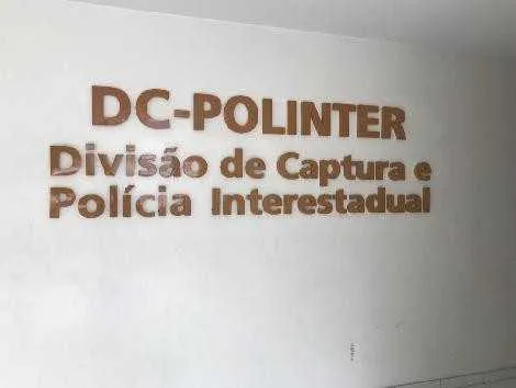 Contra ela havia um mandado de prisão pendente