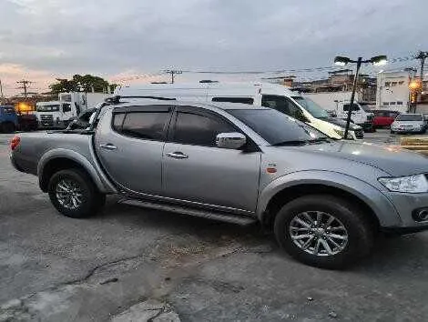 Com o acusado foi encontrado um carro da marca Mitsubishi, modelo L200, ano 2012, que foi roubado na área da Ilha do Governador