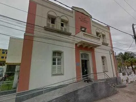 Havia contra ele um mandado de prisão preventiva