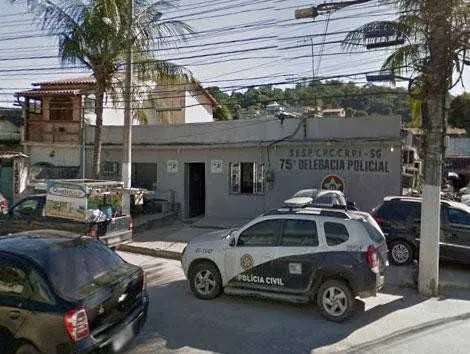 Mulher foi presa no bairro do Jóquei, em São Gonçalo com pés de maconha 