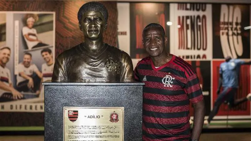 Adílio ganhou um busto na sede do clube na Gávea
